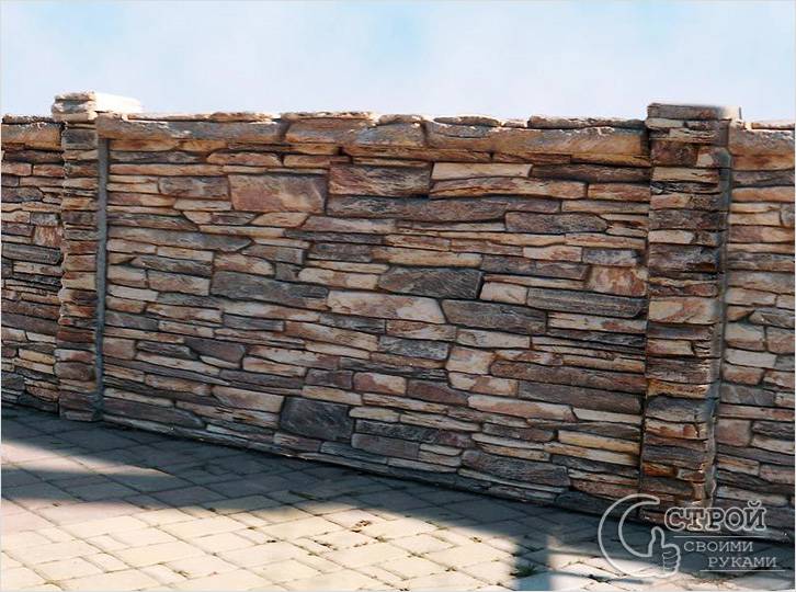 Забор, отделанный камнем