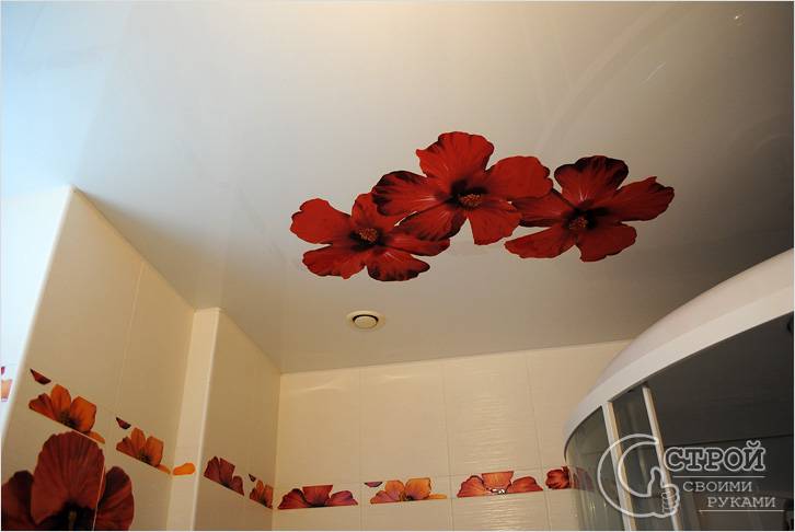 Потолок с рисунком в ванной комнате