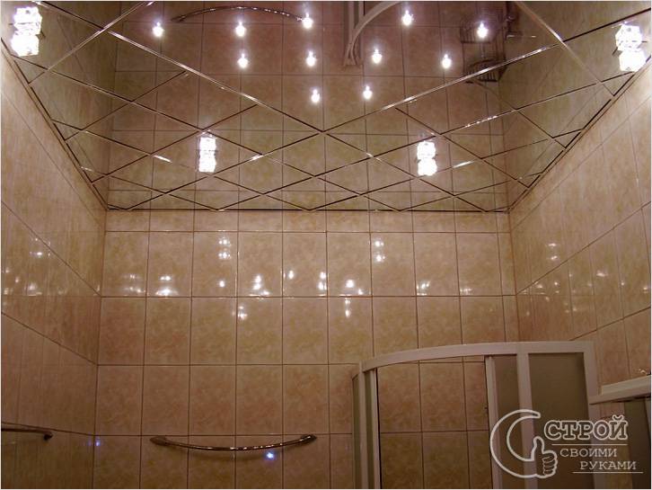 Потолок в ванной из зеркальных плиток