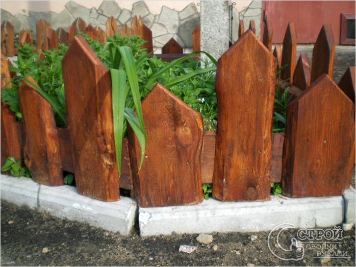 Забор из дерева декоративный