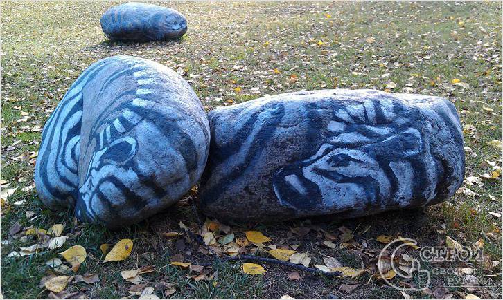 Зебра, нарисованная на камне