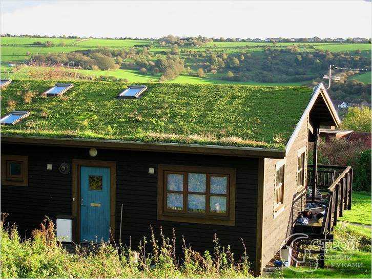 Зеленая двускатная крыша