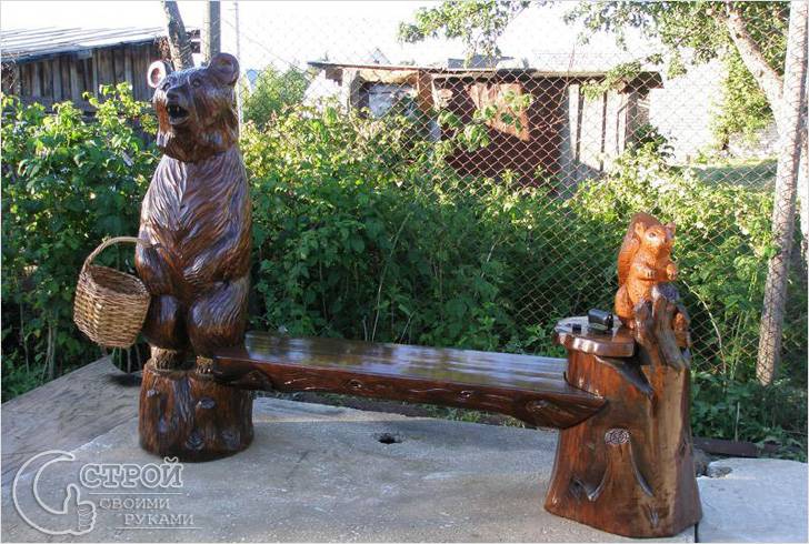 Скамейка с деревянными скульптурами