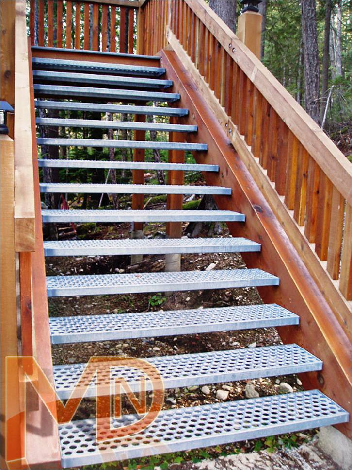 Маршевая лестница – Деревянная лестница с металлическими ступенями