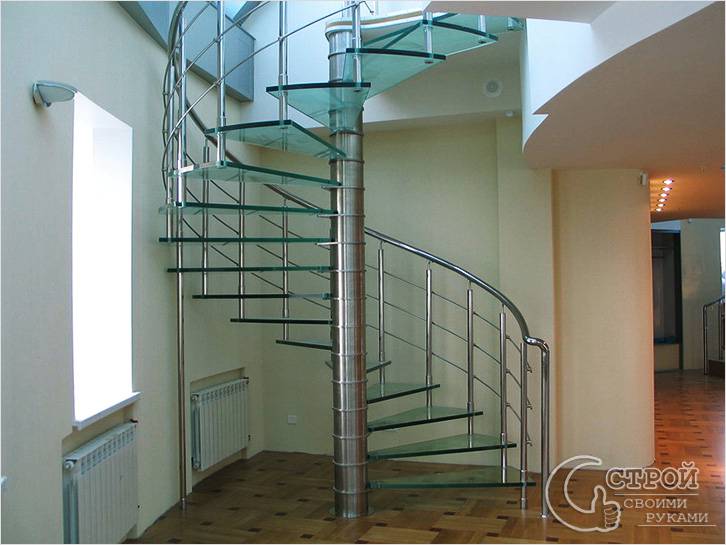 Лестница со стеклянными ступеньками