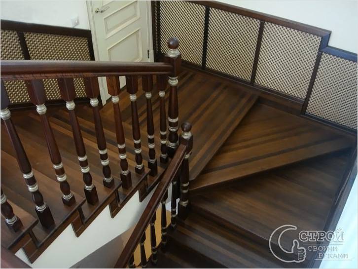 Бетонная лестница с деревянной облицовкой