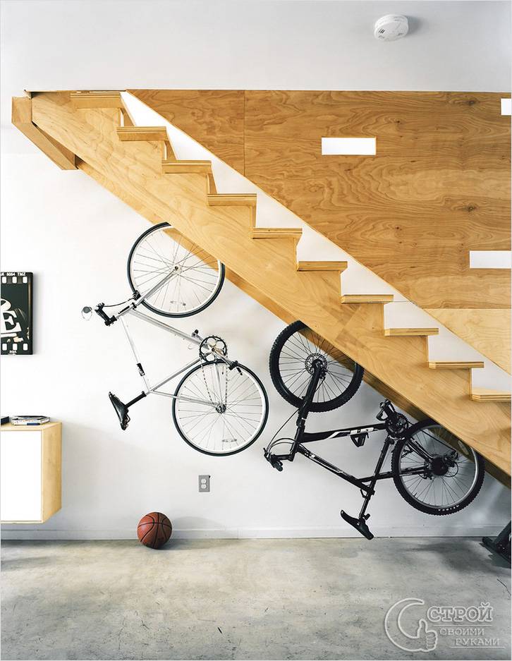 Хранение велосипедов под лестницей