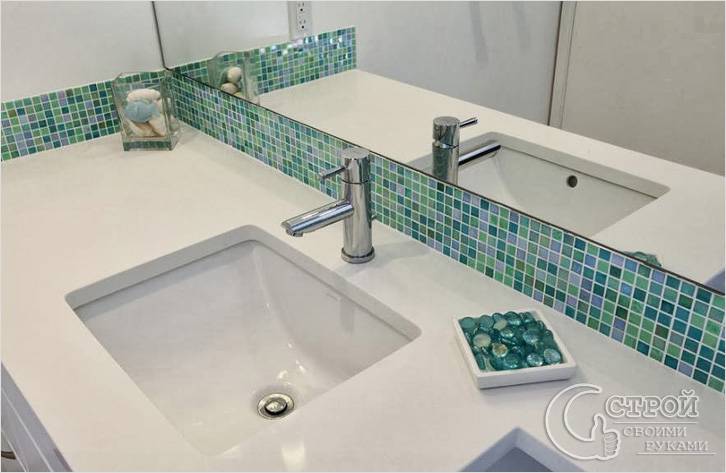 Изумрудная мозаика в ванной