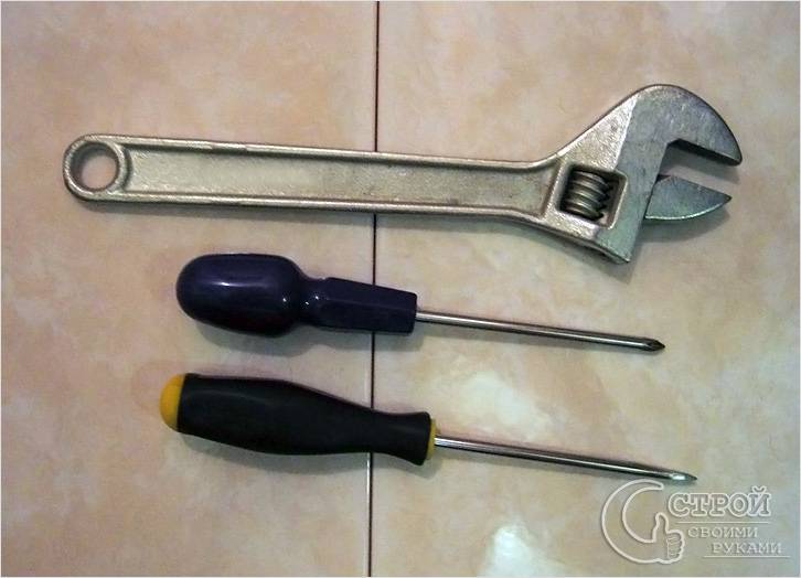Ключ и отвертки для ремонта смесителя
