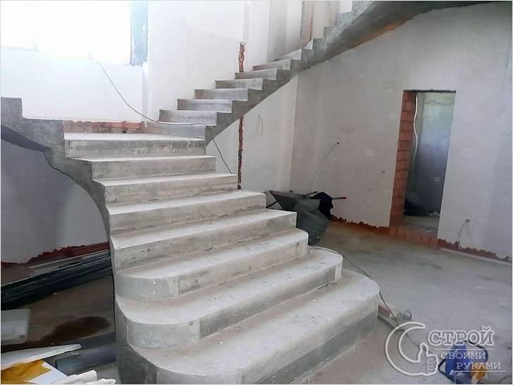 Лестница-монолит с закругленными ступенями