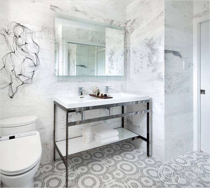 Мозаичный узор на полу в ванной