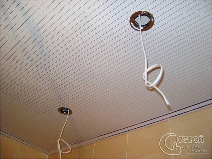 Потолок с отверстиями под осветительные приборы