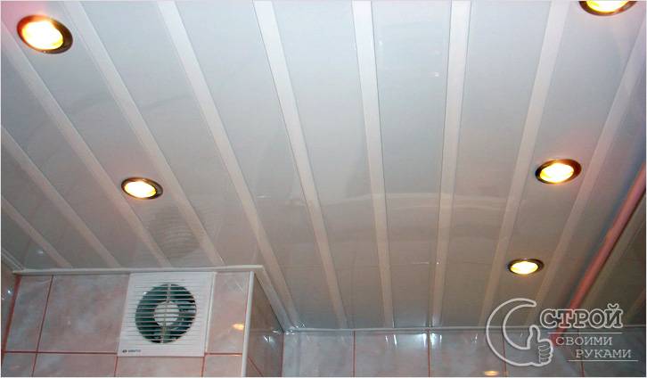Реечный потолок с встроенными светильниками