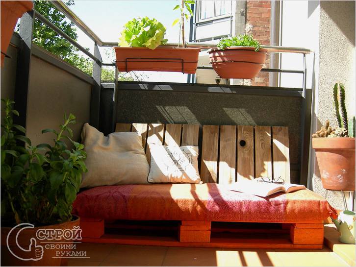 Самодельный диван на балконе