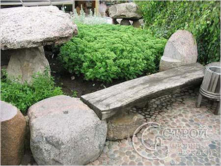 Скамейка на камнях