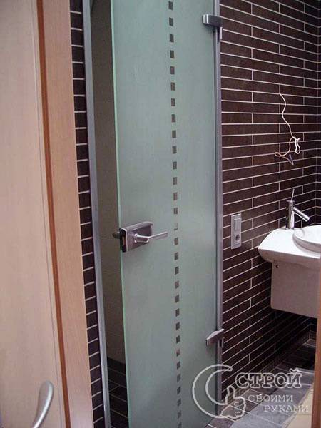 Стеклянная дверь для ванной